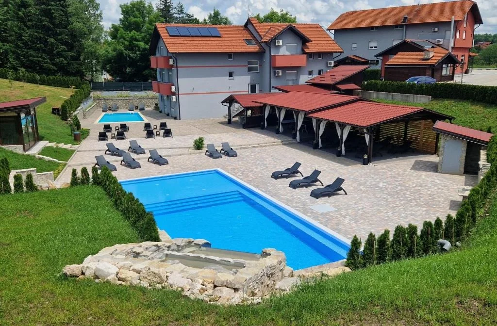 Plitvicki Dvori Grabovac Aussenansicht Pool
