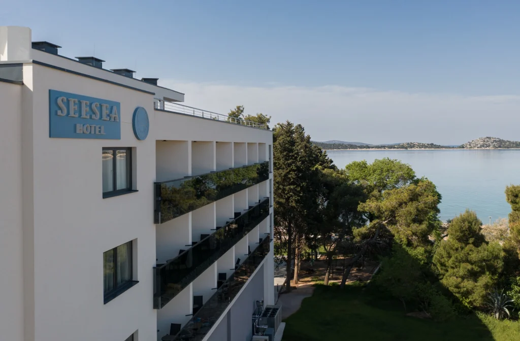 See Sea Hotel Vodice Aussenansicht Meer Pinien