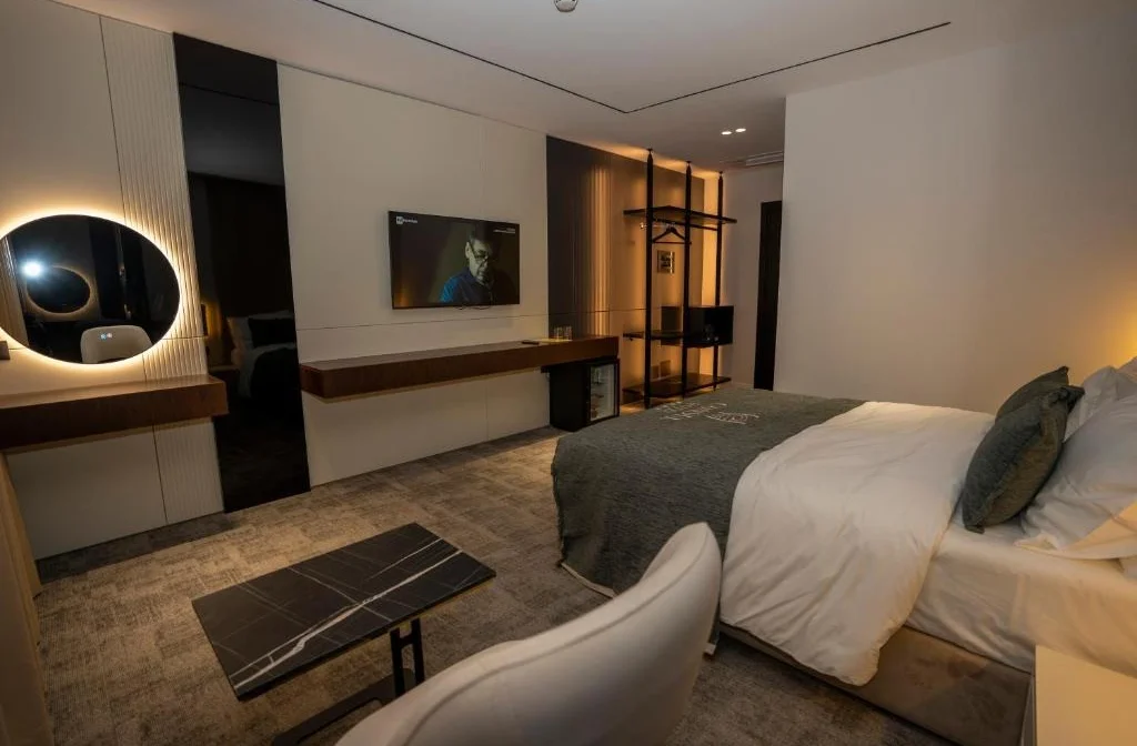 Hotel Consul Skhoder Doppelzimmer Bett Tv Spiegel