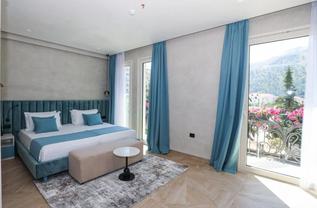 Hotel Plaza Berat Doppelzimmer Bett Balkon