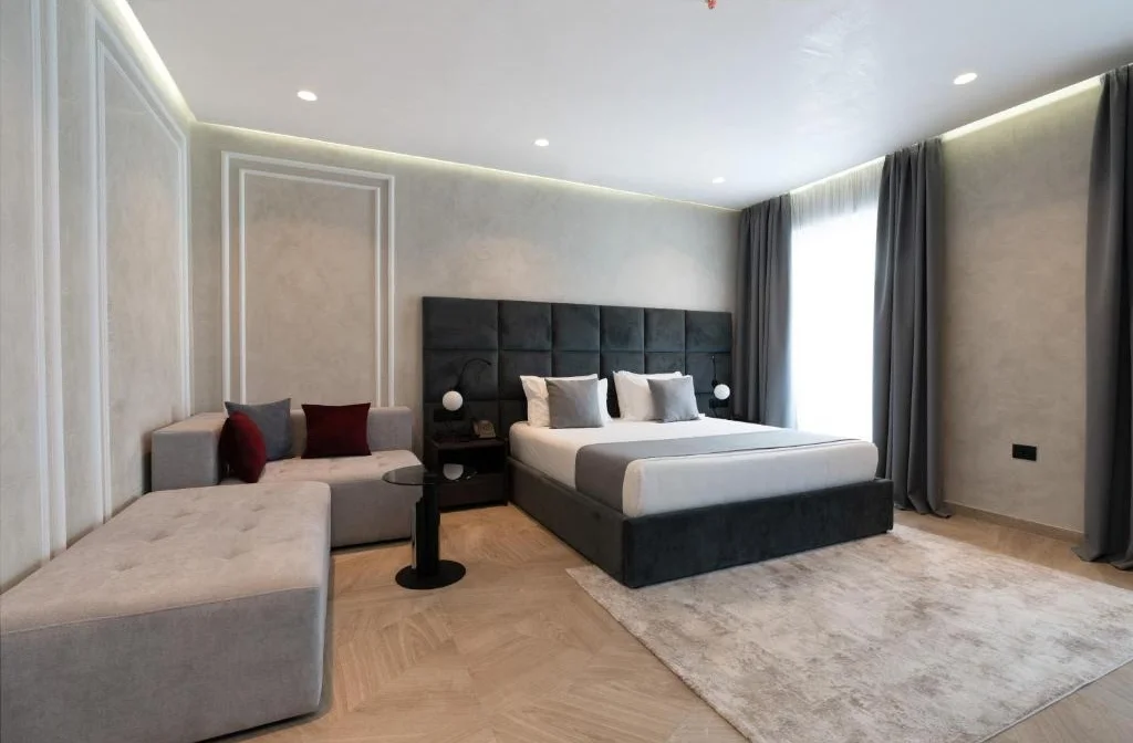 Hotel Plaza Berat Delux Junior Suite Bett Sofa