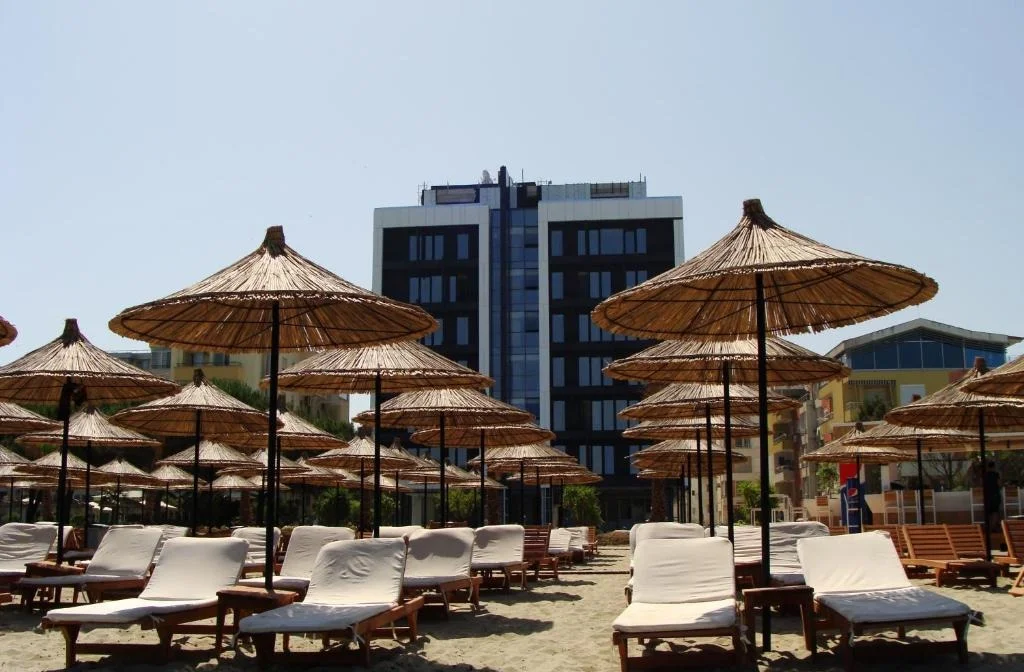 Hotel Supreme Golem Aussenansicht Strand Liegestuhl Sonnenschirm