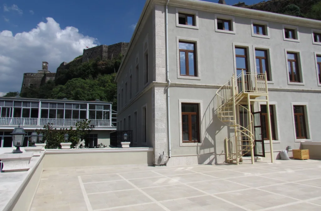 Hotel Argjiro Gjirokaster Aussenansicht Festung