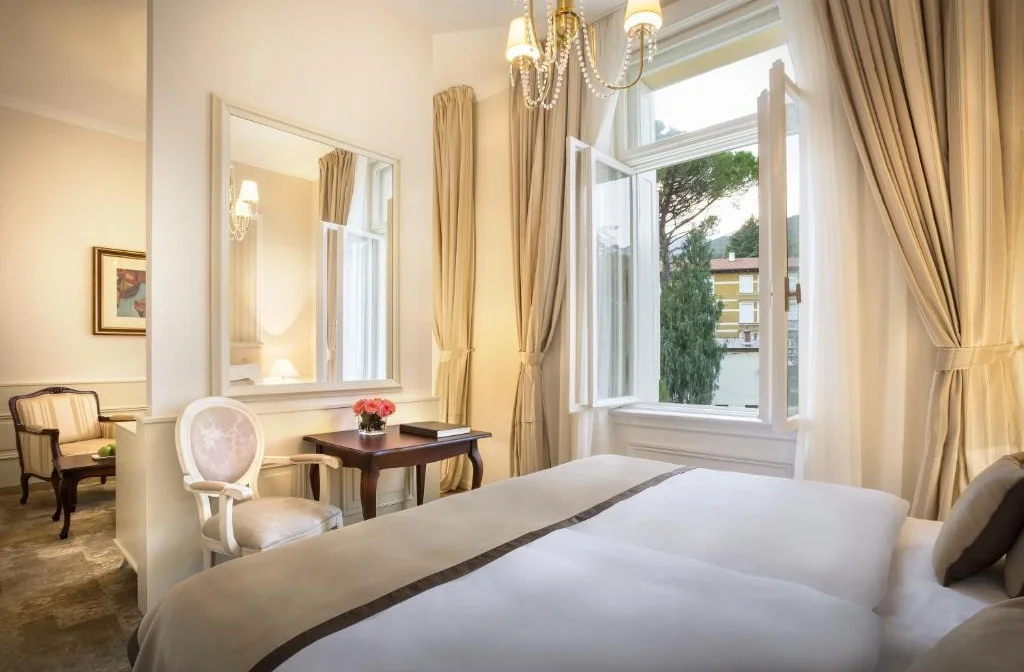 Villa Amalia Opatija Superior Doppelzimmer Parkblick Bett Tisch Stuhl Bild