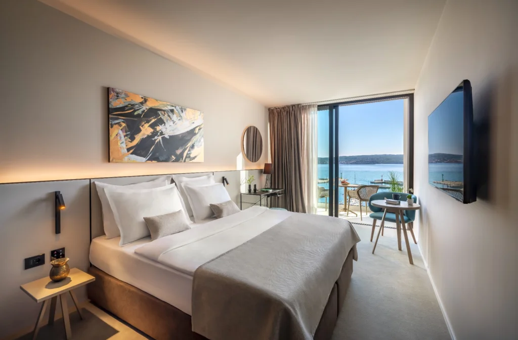 Aminess Younique Narrivi Hotel Crikvenica Doppelzimmer Luxury Balkon Meerblick Bett Tv Bild