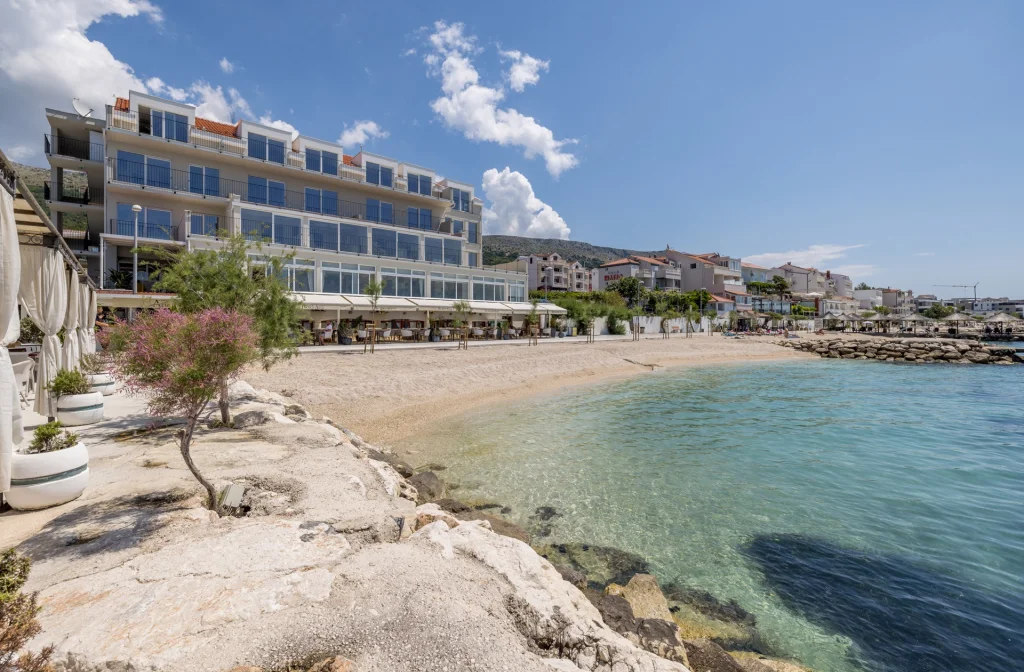 Hotel Aria Podstrana Aussenansicht Strand Meer