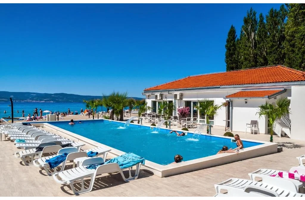 Mobile Homes Camp Galeb Omis Aussenpool Liegestuhl