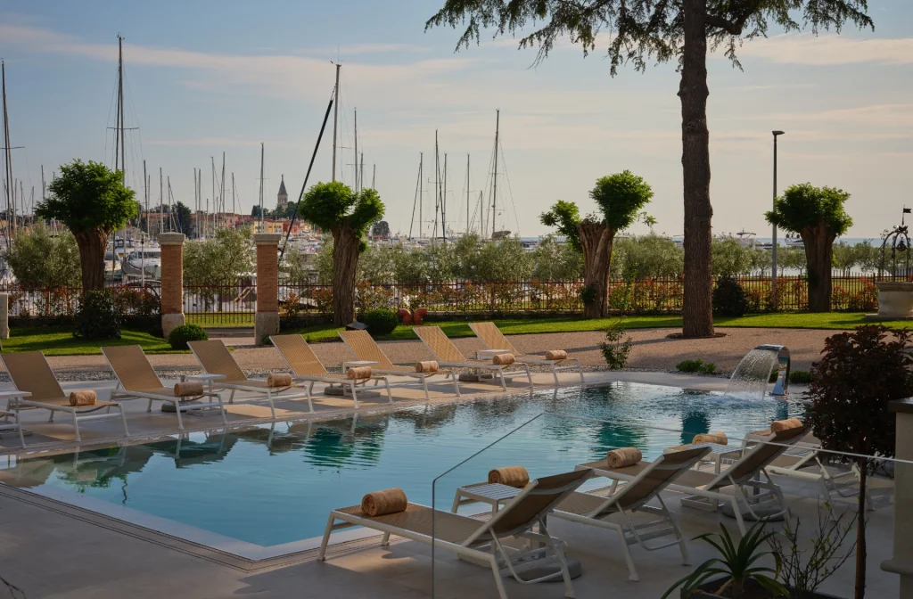 Palazzo Rainis Hotel Und Spa Novigrad Aussenpool Liegestuhl