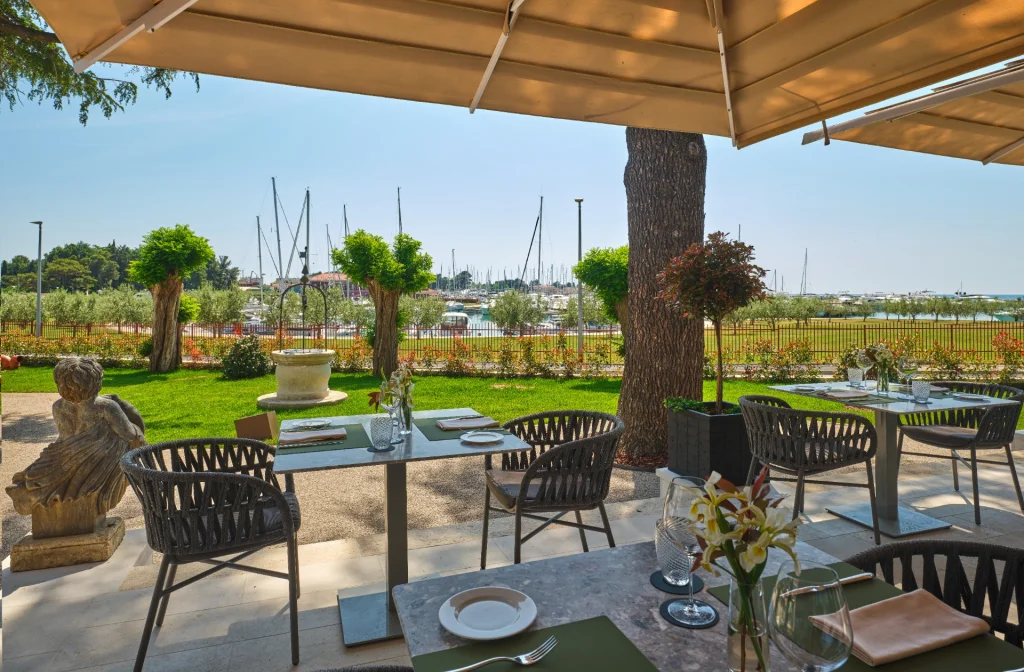 Palazzo Rainis Hotel Und Spa Novigrad Restaurant Terrasse Statue