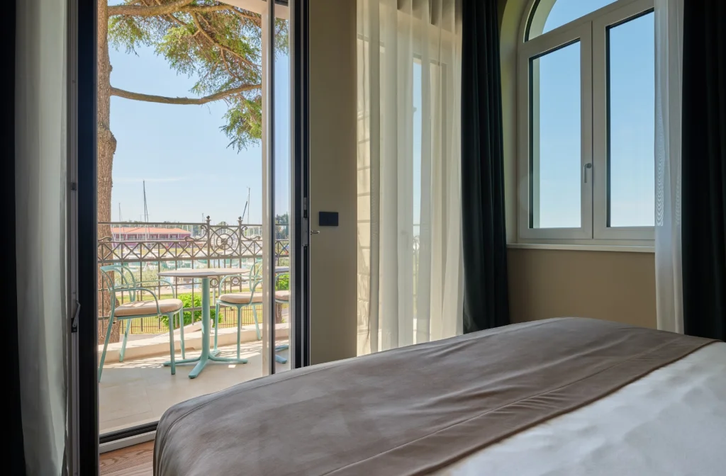 Palazzo Rainis Hotel Und Spa Novigrad Doppelzimmer Suite Bel Etage Bett Balkon