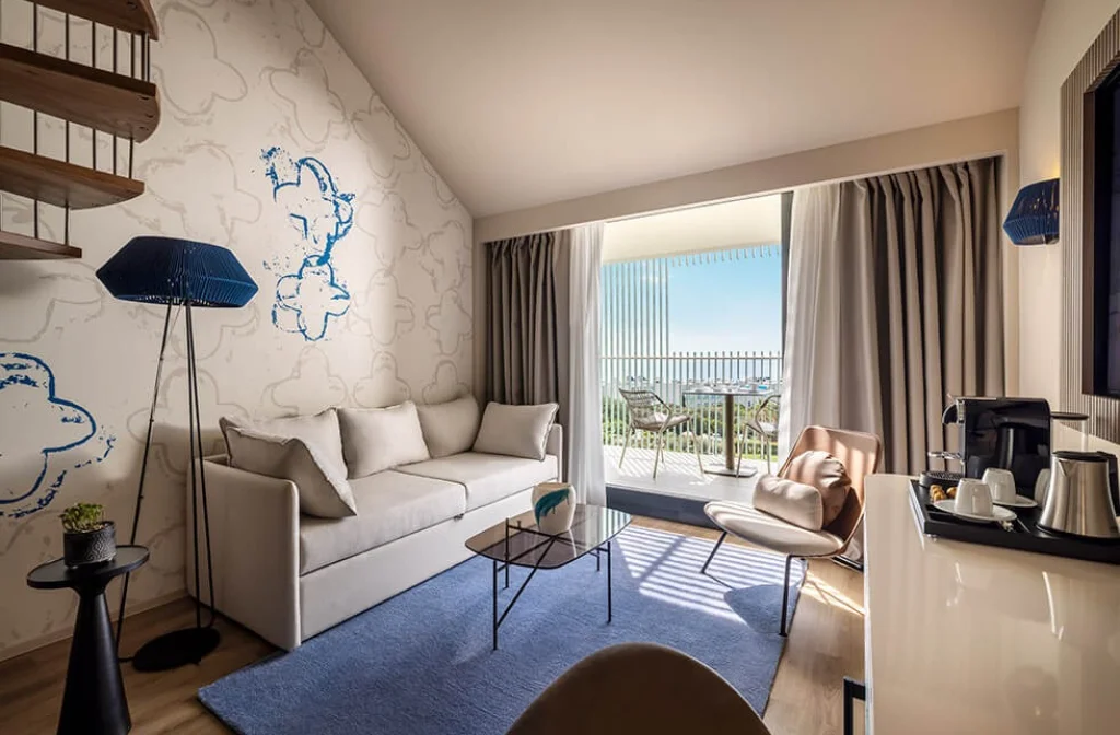 Valamar Lacroma Hotel Dubrovnik V Level Suite Zwei Plus Zwei Balkon Meerblick Sofa Lampe Tisch Blick