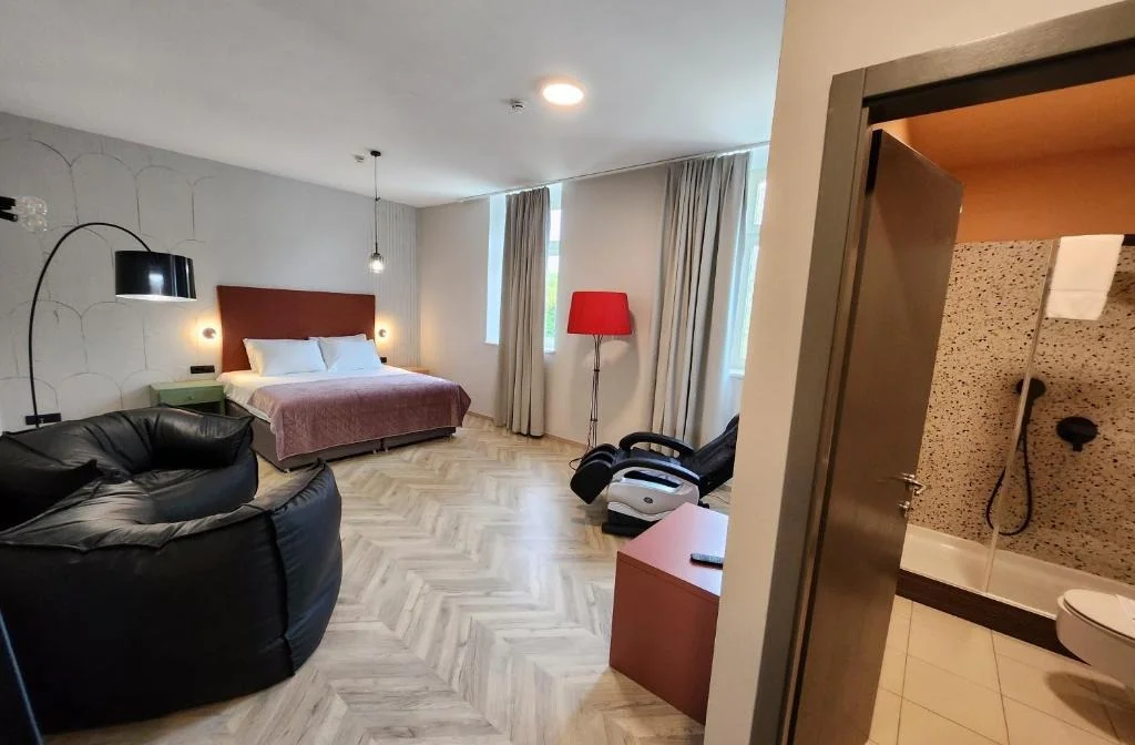 Hotel Amfiteatar Pula Doppelzimmer Premium Bett Badezimmer Lampe