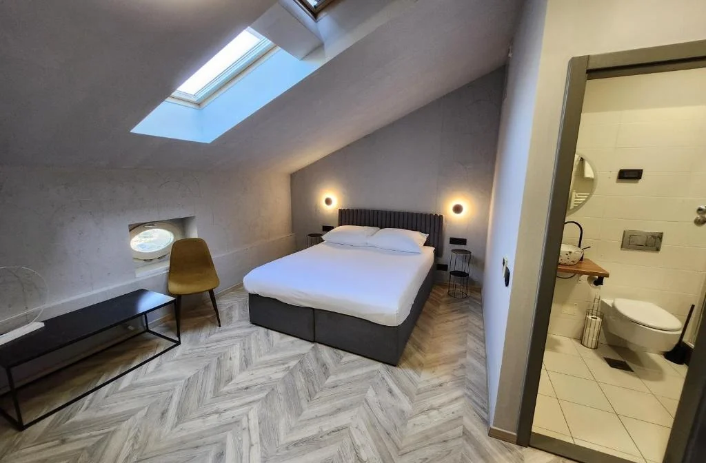 Hotel Amfiteatar Pula Doppelzimmer Classic Bett Stuhl Badezimmer