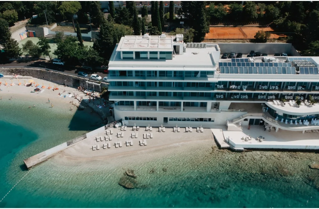 Hotel Amabilis Selce Aussenansicht Strand